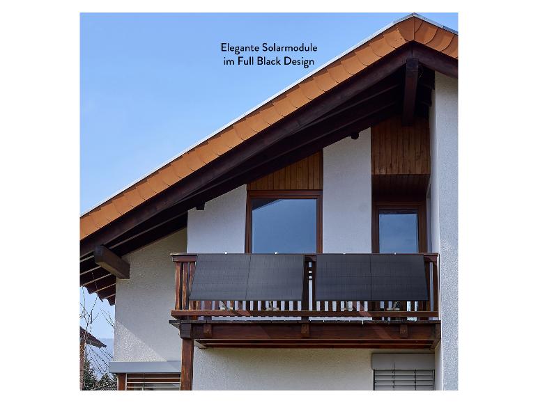 Elegante, komplett schwarze Solarmodule am Balkongeländer eines Hauses.