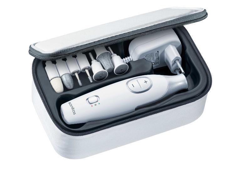 Maniküre-/Pediküre-Set mit elektrischer Feile, verschiedenen Aufsätzen und Netzteil in einer Tasche.