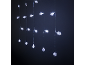 LED-Schneeflocken-Lichterkette auf dunklem Hintergrund.