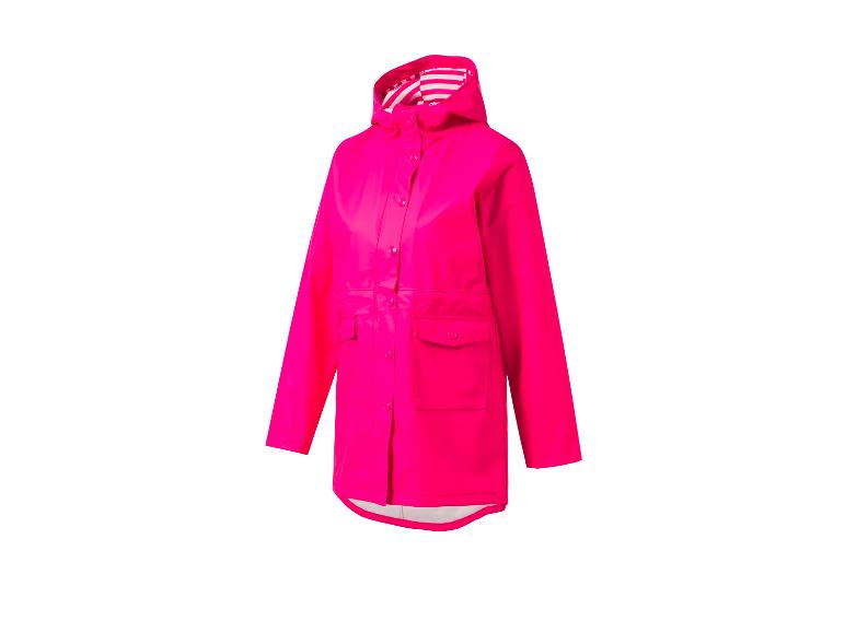 Ein rosafarbener Regenmantel mit Kapuze.