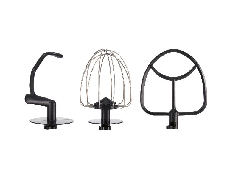 Küchenmaschinen-Zubehörset: Knethaken, Schneebesen und Flachrührer.