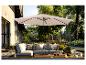 Gartenschirm mit Outdoor-Sofa und Couchtisch auf einer sonnigen Terrasse.