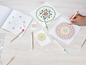 Ein Buch mit Mandala-Designs zum Ausmalen mit Punkten und Stiftmarkern.