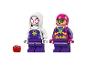 Zwei LEGO Minifiguren, Spider-Gwen und ein Charakter mit rosa Helm, mit einer kleinen roten Spinnendrohne.