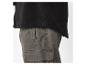 Schwarzes Fleece-Oberteil und khakifarbene Cargohose