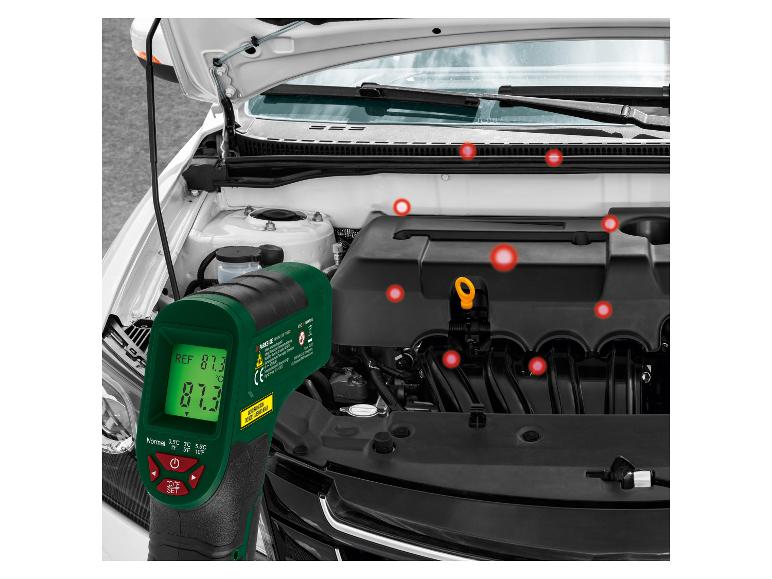 PARKSIDE Infrarot-Thermometer misst die Temperatur eines Automotors.