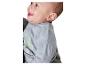 Oberkörper eines Babys in einem hellblauen Langarmshirt mit Traktordruck.