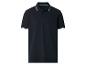 Schwarzes Poloshirt mit weiß-blau gestreiften Kragen und Ärmelbündchen.