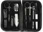 Maniküre- und Pediküre-Set in schwarzem Etui, mit Schere, Nagelknipser, Pinzette und Feile.