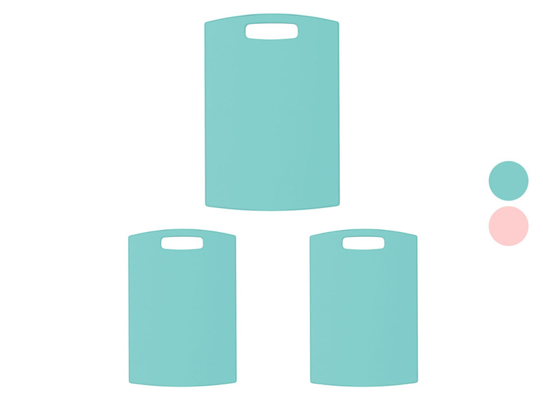 Drei hellblaue Schneidebretter.