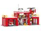 Spielzeug-Feuerwache mit Feuerwehrauto, Hubschrauber und Minifiguren.