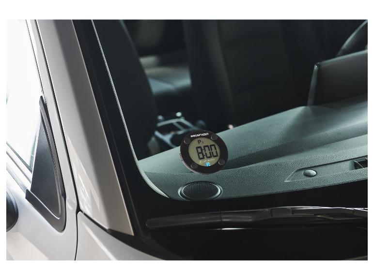 Digitale Parkscheibe auf dem Armaturenbrett eines Autos, zeigt 8:00 an.