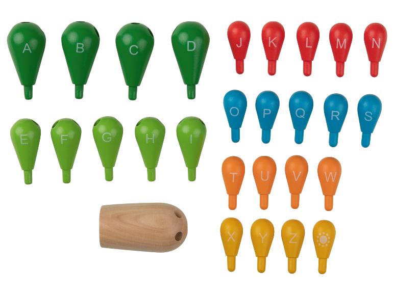 Holzbuchstaben in verschiedenen Farben, darunter Grün, Rot, Blau, Orange und Gelb.