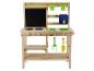 Hölzerne Kinder-Spielküche mit Tafel, Spülbecken und Gartengeräten.