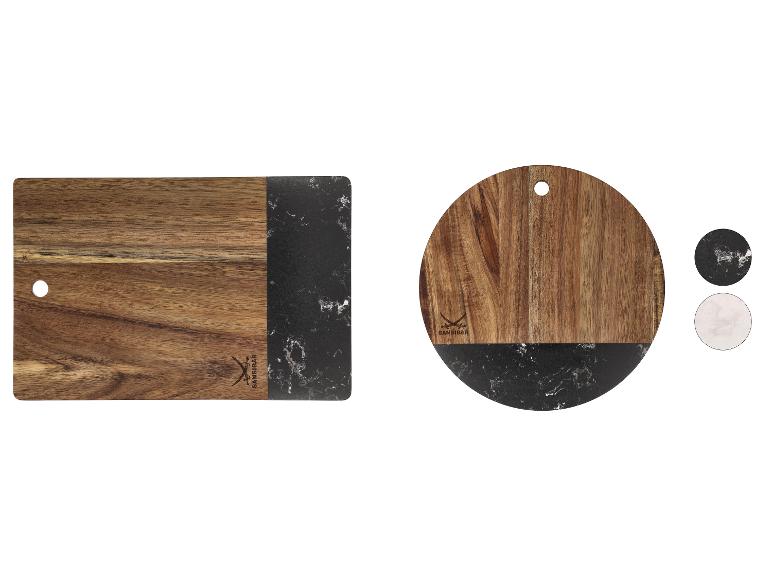 Zwei Holzschneidebretter mit Marmormuster und Farbmustern.