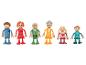 Sechs Holz- und Plastikspielzeugfiguren, die eine Familie darstellen, auf weißem Hintergrund.