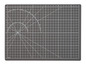 Eine graue Schneidematte mit Raster, einem Halbkreis mit Gradanzeige und einer Zentimeterskala.