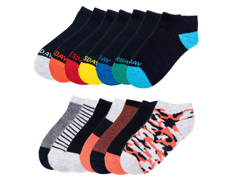 Ein Set mit 12 Socken in verschiedenen Mustern und Farben, darunter gestreifte, einfarbige und mit Tierprint.