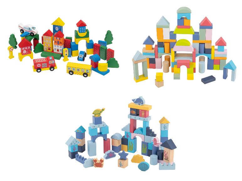 Drei Sets bunter Holzbausteine, darunter eine Stadt, eine Burg und ein Unterwasserthema.