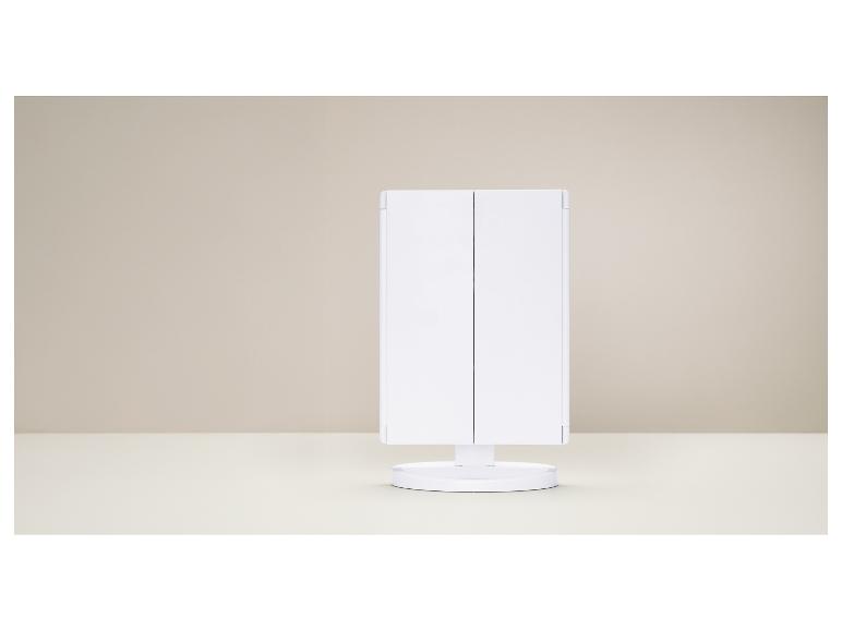 Weißer dreiteiliger Kosmetikspiegel auf einem Tisch