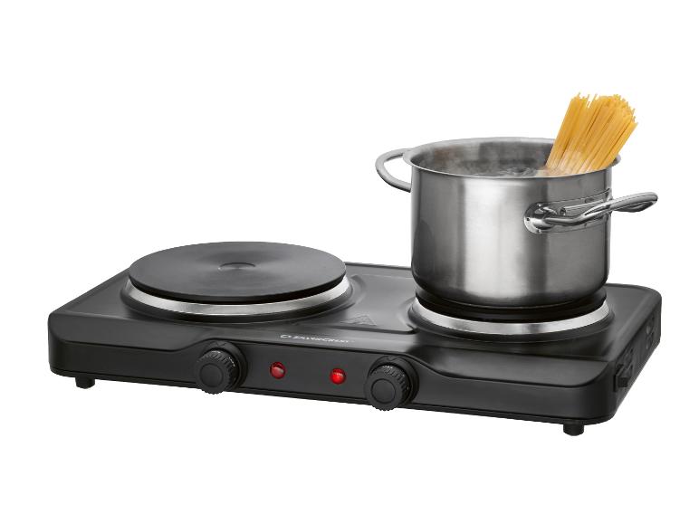 Doppel-Elektrokochplatte mit einem Topf kochendem Wasser und Spaghetti.