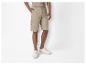Beige Cargo-Shorts und weiße Sneaker für Herren.