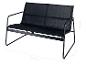 Schwarze Zweisitzer-Gartenbank mit Metallrahmen und Netzbespannung, Maße 112x76x74 cm.
