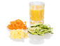 Zucchini- und Karottenspalten, geriebener Käse und ein Glas Orangensaft.