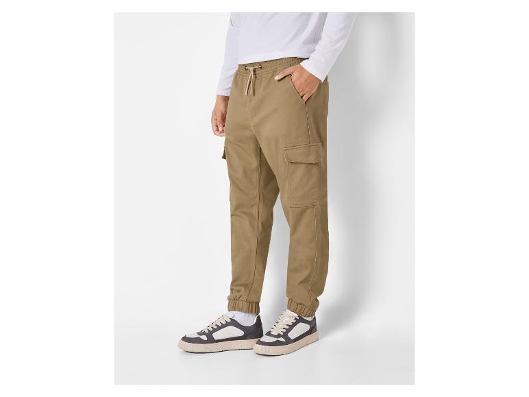 Beige Cargohose mit Kordelzug und weiße Sneakers