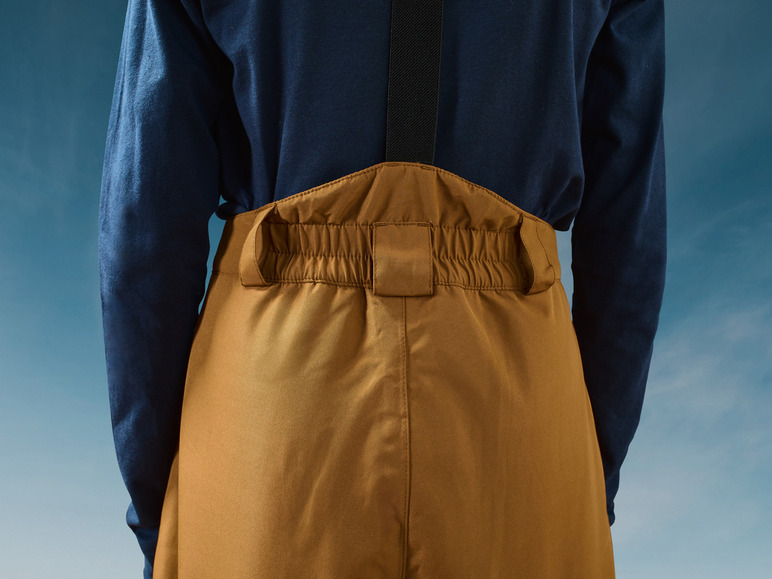 Nahaufnahme der Rückseite einer braunen Hose mit Hosenträgern.