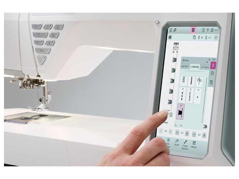 Nähmaschine mit Touchscreen, der Stichoptionen anzeigt, und einer Hand, die ihn bedient.