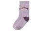 Lila Socke mit Regenbogen- und Sternenmuster.