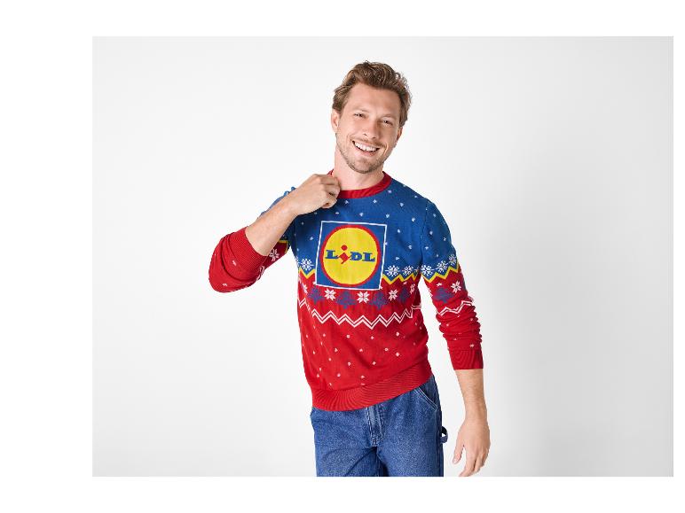 Mann in blau-rotem Lidl Weihnachtspullover und Jeans.