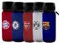 Fünf Trinkflaschen mit Fußballclub-Logos, in verschiedenen Farben.