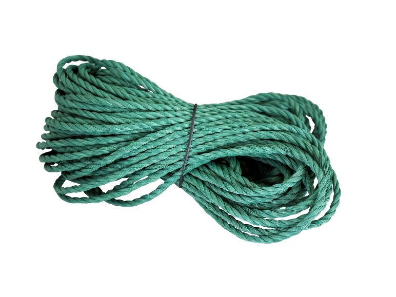 Eine Rolle grünes Plastikseil, in der Mitte gebunden.