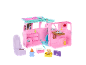 Rosa Spielzeug-Wohnmobil mit Zubehör und einer kleinen Hundefigur.