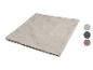 Beige Decke mit Blattmuster und drei Farbfeldern.