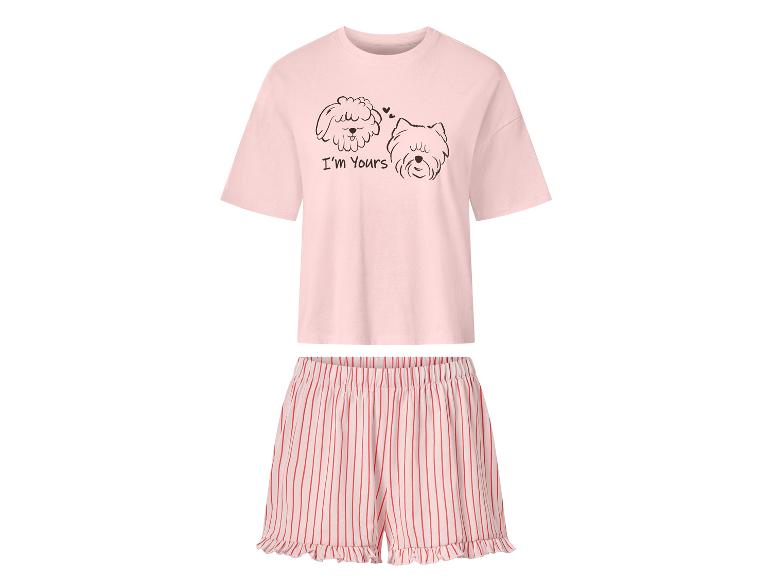 Rosa Pyjama mit Hunde-T-Shirt und gestreiften Shorts.