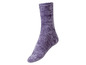 Ein Paar violette, weiche Wollsocken.