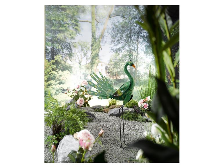 Grüne Metall-Pfau-Skulptur für den Garten.