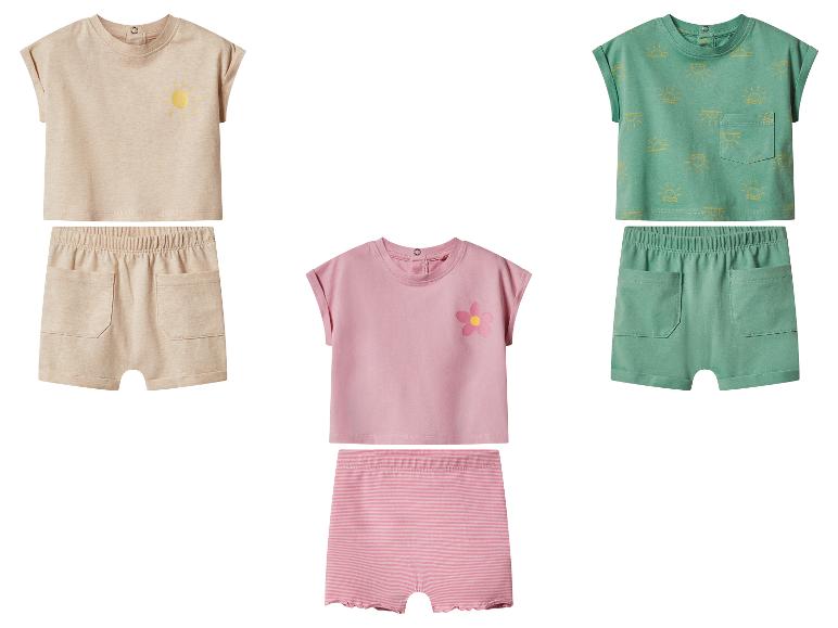 Drei Kinderkleidungssets: beige mit Sonne, rosa mit Blume und grün mit Sonnen.