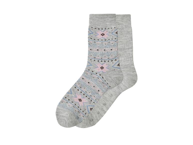 Zwei graue Socken, eine mit rosa und blauem Fair-Isle-Muster, die andere einfarbig.