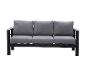 Dreisitzer-Outdoor-Sofa mit schwarzem Rahmen und grauen Kissen
