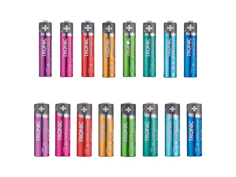 Zwei Reihen bunter wiederaufladbarer Batterien, AAA 1000mAh und AA 2500mAh, in Lila, Pink, Rot, Orange, Grün, Türkis und Blau.