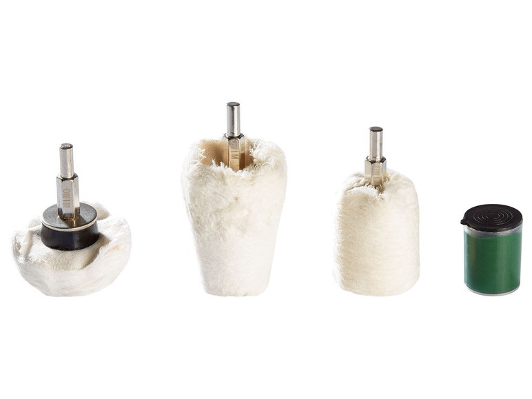 Drei Schleifschwämme und eine grüne Polierpaste.