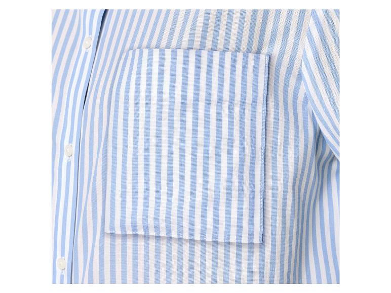 Blau-weiß gestreiftes Hemd mit einer Brusttasche.