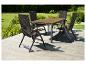 Gartenmöbel-Set: Tisch und Stühle aus Polyrattan und Metall.