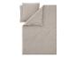 Einfarbiges beiges Bettwäsche-Set mit zwei Kissenbezügen und einem Bettbezug.