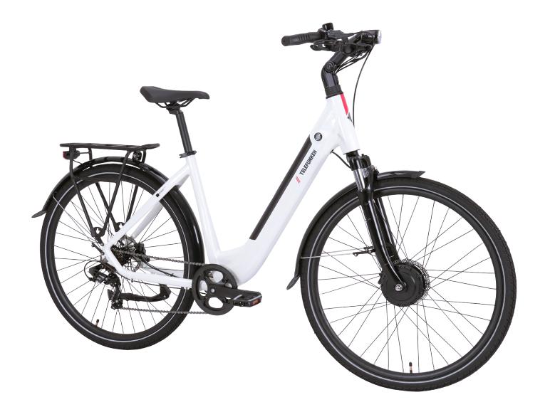 Weißes E-Bike mit schwarzen Schutzblechen und Gepäckträger, Seitenansicht.