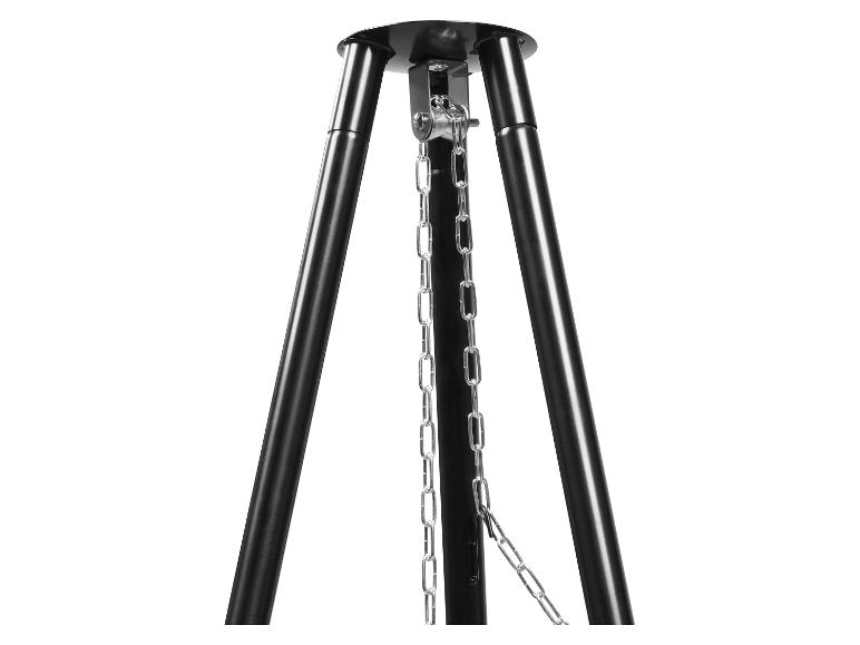 Schwarzes Outdoor-Kochstativ mit Kette zum Aufhängen von Kochgeschirr.